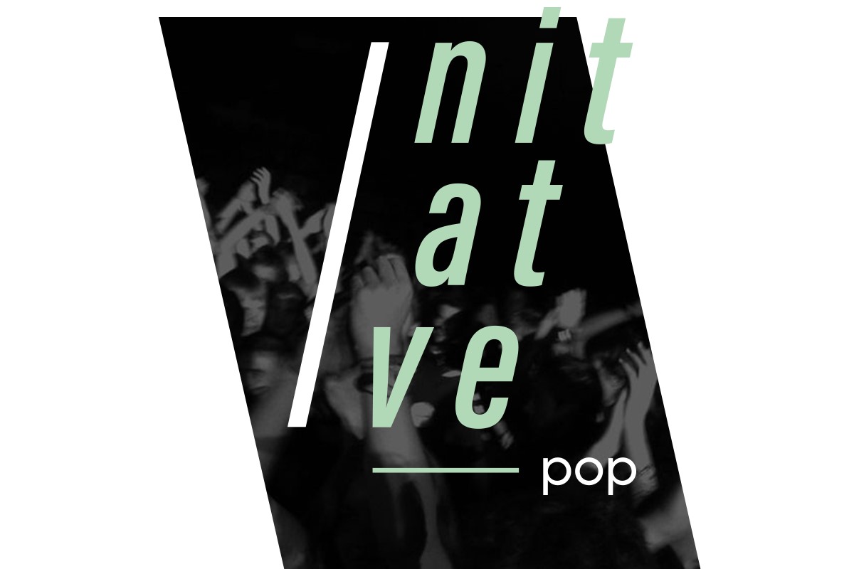 Das Logo der "Initiative Pop" zeigt stilisierte weiße und grüne Schrift auf schwarzem Hintergrund. Die Buchstaben des Wortes "Initiative" sind vertikal übereinander angeordnet, wobei das "I" am Anfang und das "V" am Ende durch weiße Linien betont werden. Das Wort "Pop" ist klein und in weißer Schrift unterhalb des Wortes "Initiative" platziert. Der Hintergrund zeigt ein verschwommenes Bild von Menschen bei einem Konzert, was auf das Thema Musik und Popkultur hinweist.