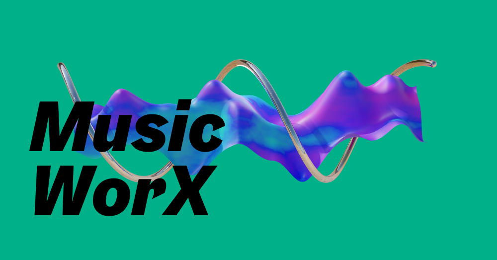 Logo 'MusicWorX' auf türkisgrünem Hintergrund. Der schwarze Schriftzug 'MusicWorX' in kursiver, dynamischer Schrift steht links, rechts davon fließt eine wellenförmige, holografisch schimmernde 3D-Form in Violett, Blau und Pink, die an Schallwellen oder Musikvisualisierung erinnert. Das Design verbindet moderne Typografie mit fluider digitaler Grafik.