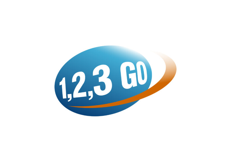 Logo des Businessplan-Wettbewerbs '1,2,3 GO'. Der Schriftzug '1,2,3 GO' in weißer Schrift auf einer blauen ovalen Form, die von einem dynamischen orangen Bogen umschlossen wird. Das Design vermittelt Bewegung und Start-up-Energie.