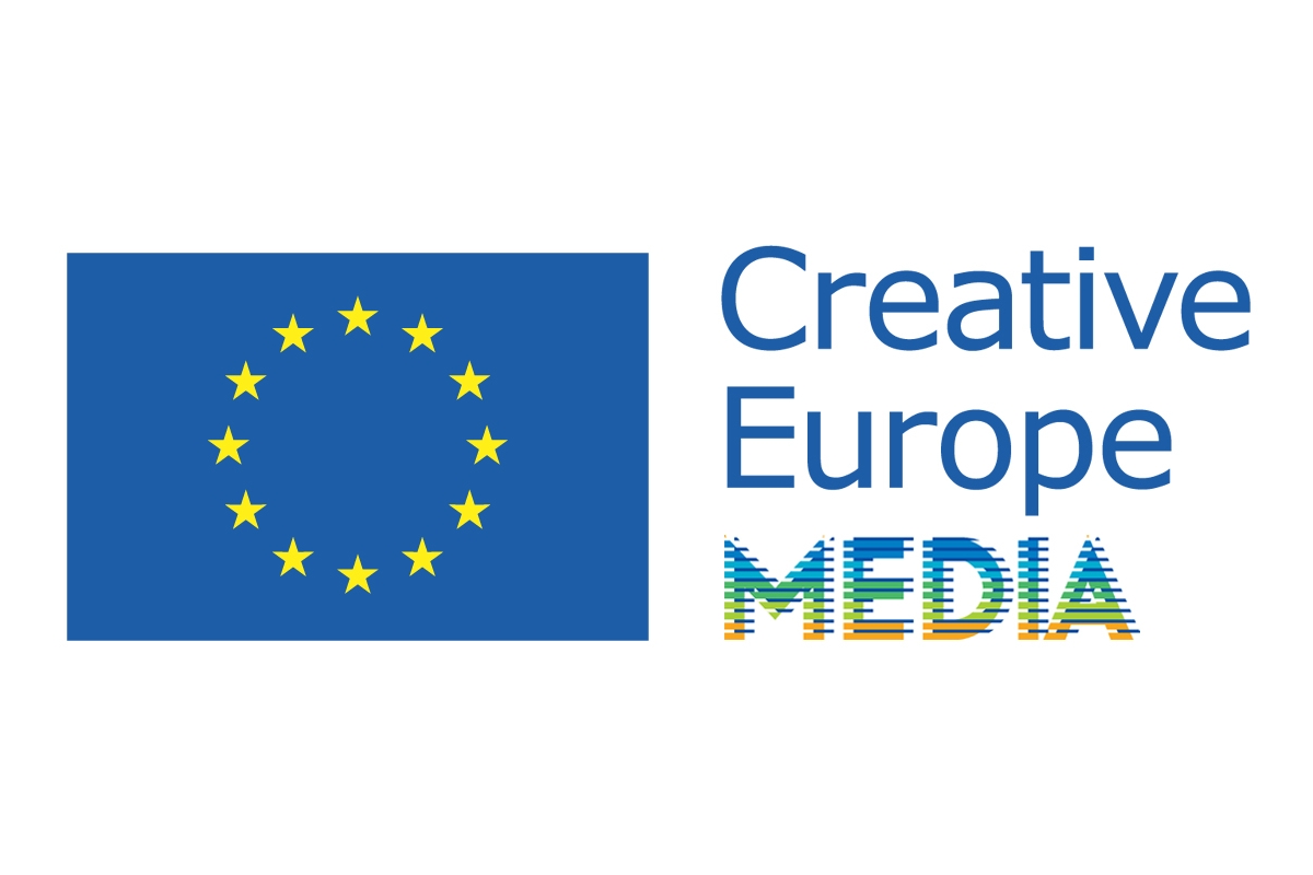 Logo des EU-Förderprogramms „Creative Europe MEDIA". Links ist die Flagge der Europäischen Union mit dem blauen Hintergrund und dem Kreis aus zwölf goldenen Sternen abgebildet. Rechts daneben steht der Schriftzug „Creative Europe" in blauer Schrift, darunter das Wort „MEDIA" in bunten, mosaikartigen Buchstaben.