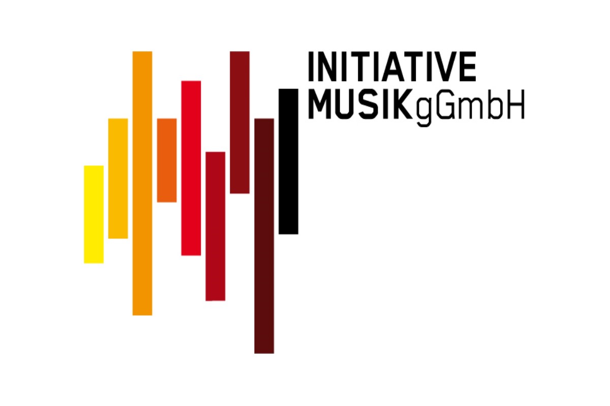 Logo der Initiative Musik gGmbH. Mehrere vertikale Balken in unterschiedlichen Farben (gelb, orange, rot, braun und schwarz) symbolisieren Musikklänge. Rechts daneben steht der Schriftzug 'INITIATIVE MUSIK gGmbH' in schwarzen Buchstaben.