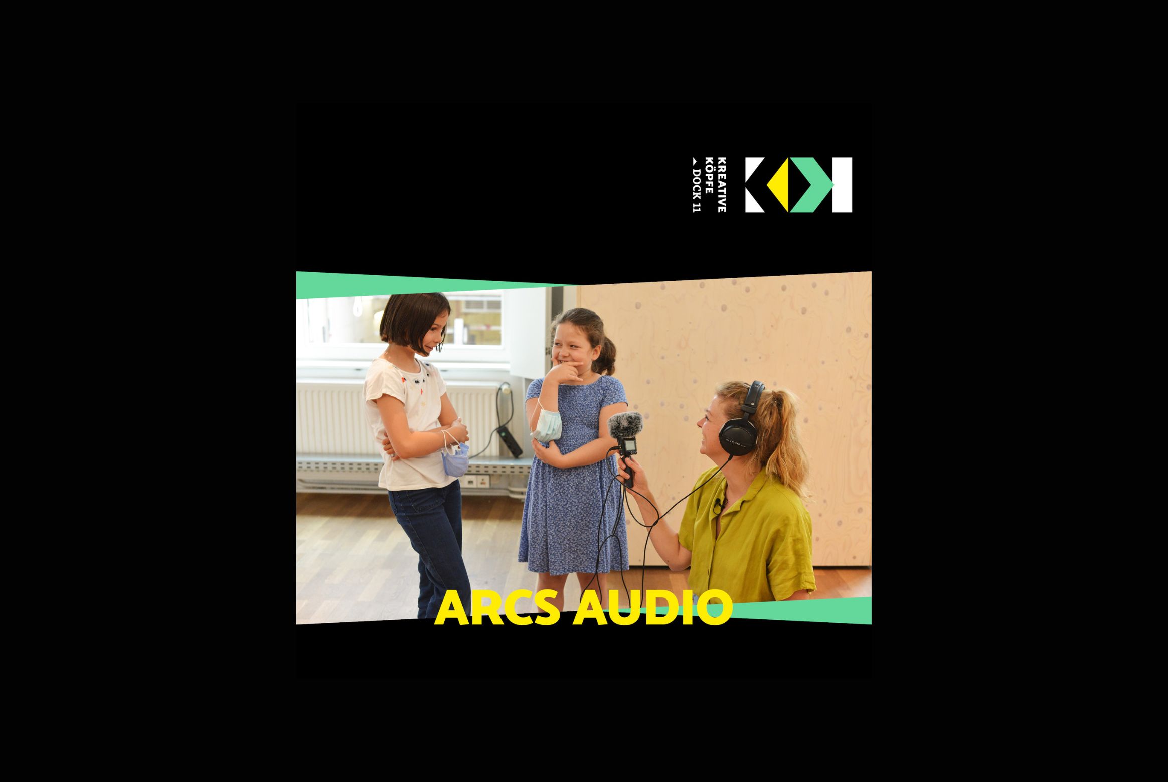 Auf dem Bild interviewt Saskia Riedel von arcs audio 2 Mädchen für einen Audioguide. Heller Raum und Kleidung, die Stimmung ist gelöst.