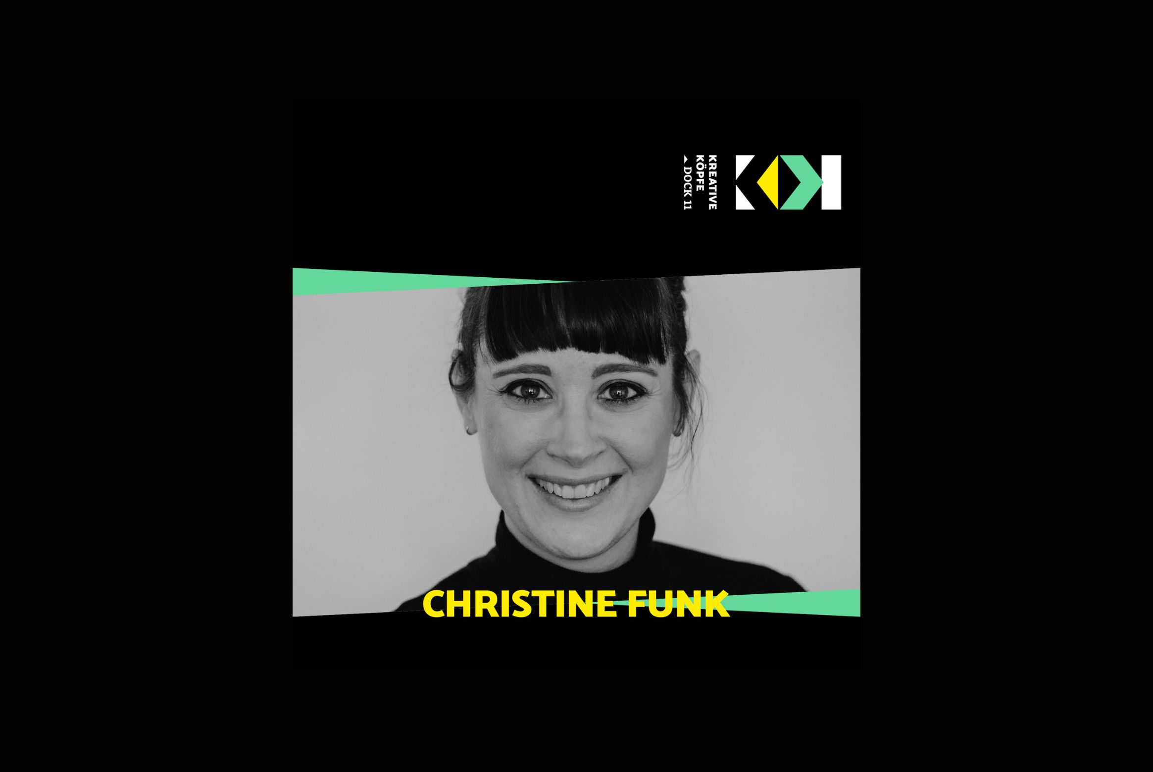 Ein schwarz-weiß Portrait der Fotografin Christine Funk mit schwarzem Haar und Rollkragenpullover.