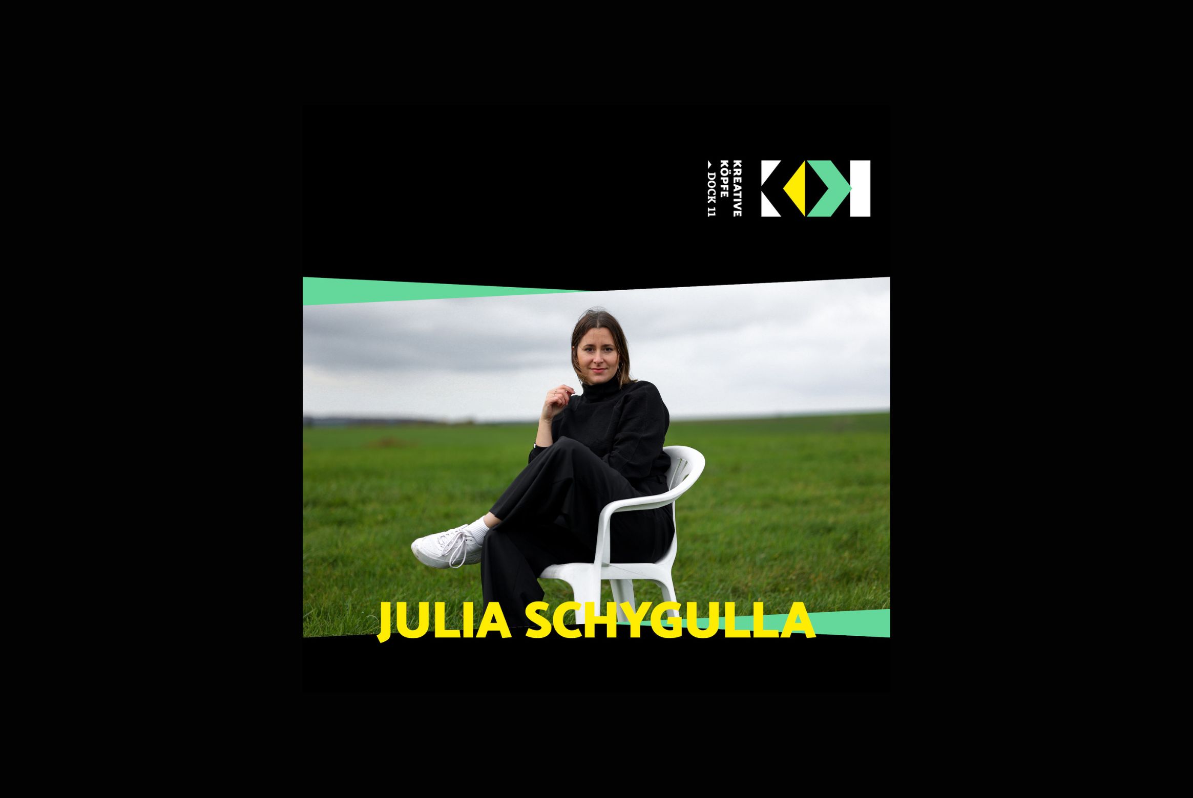 Ein Foto von Julia Schygulla auf einem Monobloc auf grüner Wiese sitzend.