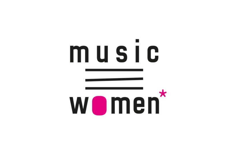 Logo 'music women' auf weißem Hintergrund. Das Wort 'music' steht in schwarzen Kleinbuchstaben über dem Wort 'women', ebenfalls in Schwarz. Zwischen beiden Wörtern drei horizontale schwarze Linien. Das 'o' in 'women' ist durch einen magentafarbenen Kreis ersetzt, rechts oben ein magentafarbenes Sternchen. Modernes, minimalistisches Logo-Design zur Förderung von Frauen in der Musikbranche.