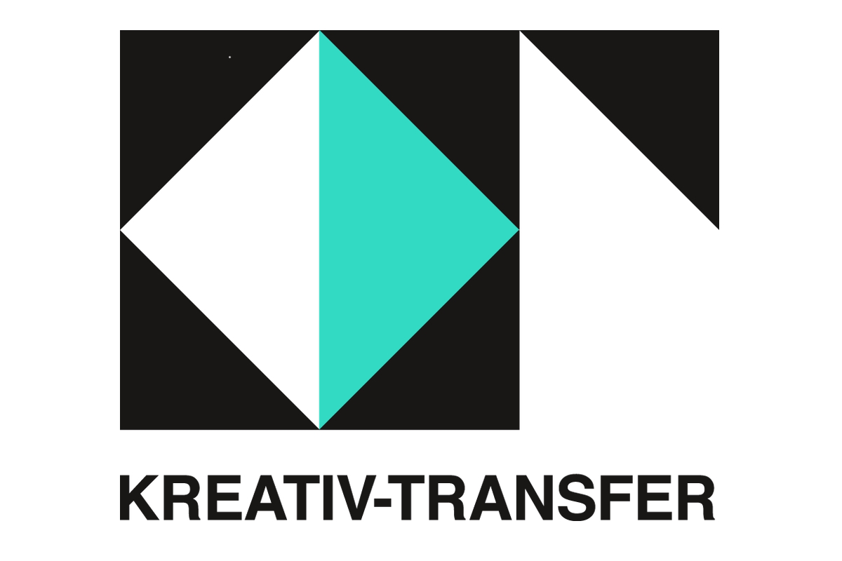 Das Bild zeigt das Logo von »Kreativ-Transfer«. Das Logo besteht aus geometrischen Formen in Schwarz, Weiß und Türkis, die aneinandergefügt sind. Unter den Formen steht der Schriftzug »KREATIV-TRANSFER« in Großbuchstaben.