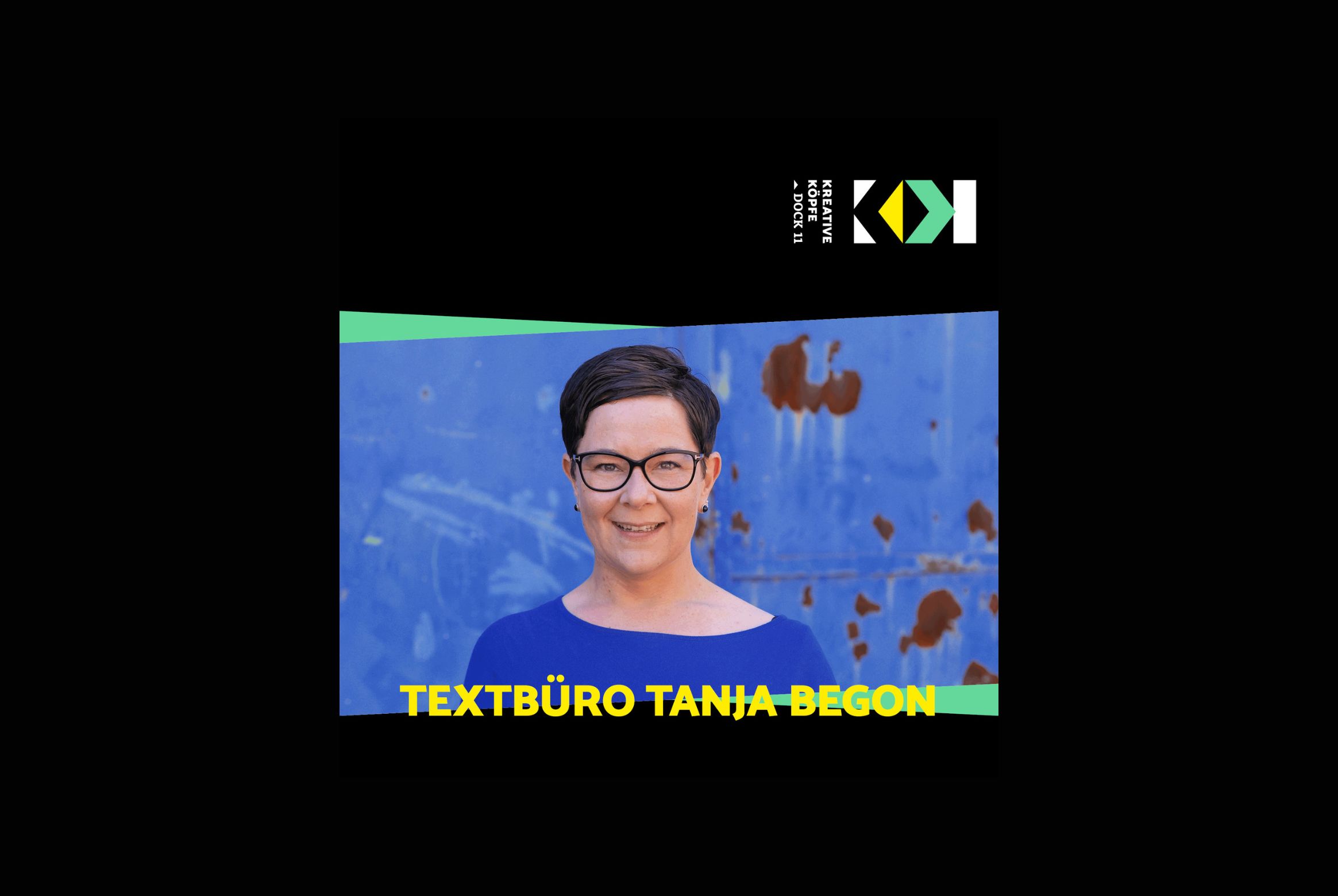 Das textbüro stellt sich vor: Ein Portrait von Tanja Begon in einem königsblauem Pullover vor einer sehr alten blauen Metalltür mit Rostflecken.