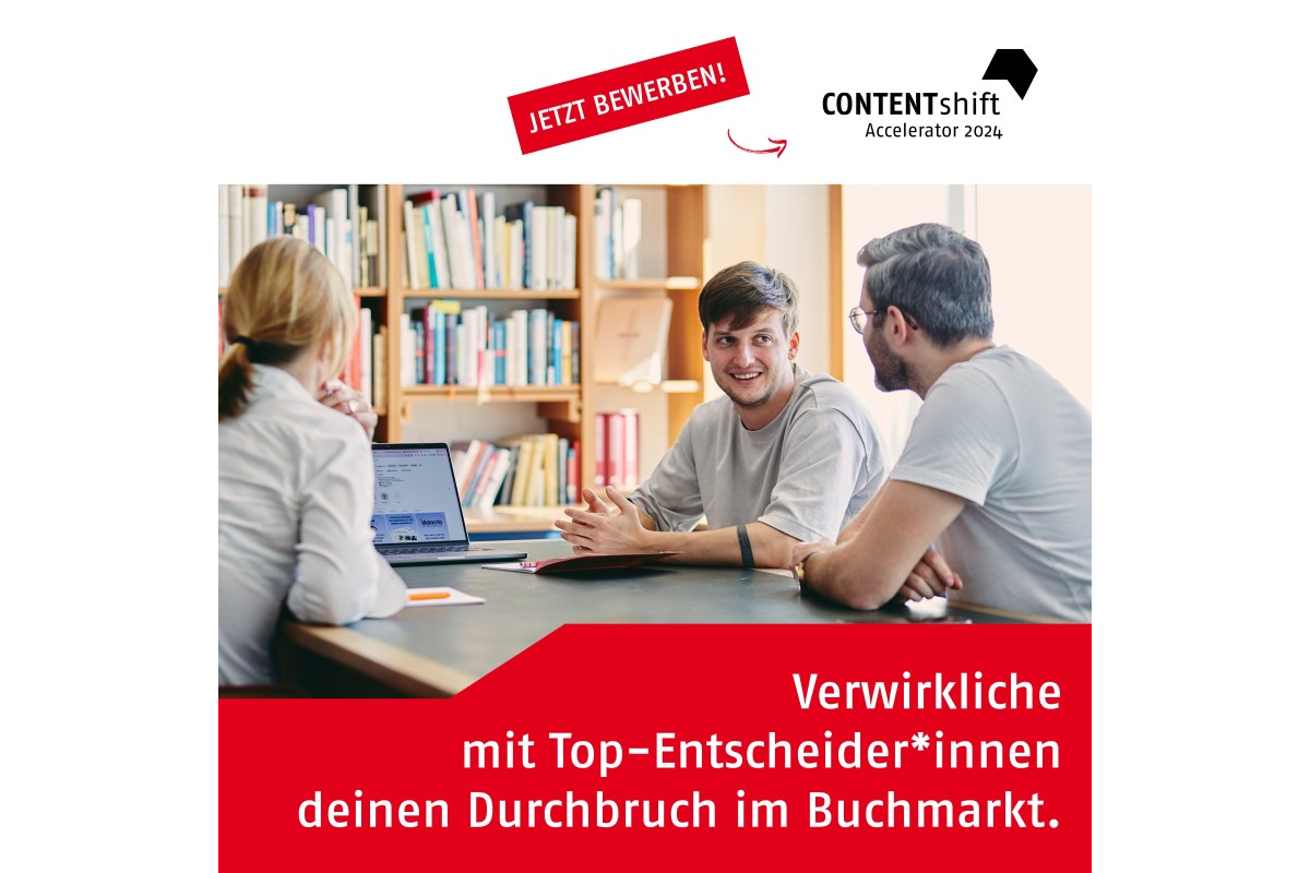 Werbebanner für CONTENTshift, einen Accelerator für die Buch- und Contentbranche. Das Bild zeigt drei Personen in einem Meeting vor einem Bücherregal, die gemeinsam auf einen Laptop schauen. Oben rechts das CONTENTshift-Logo, oben links ein roter Button 'JETZT BEWERBEN!'. Unten ein roter Textbalken mit der Aufschrift 'Verwirkliche mit Top-Entscheider*innen deinen Durchbruch im Buchmarkt.