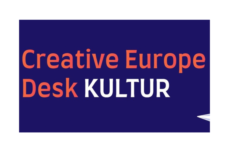 Logo des Creative Europe Desk KULTUR in orange-weißer Schrift auf einem dunkelblauen Hintergrund.