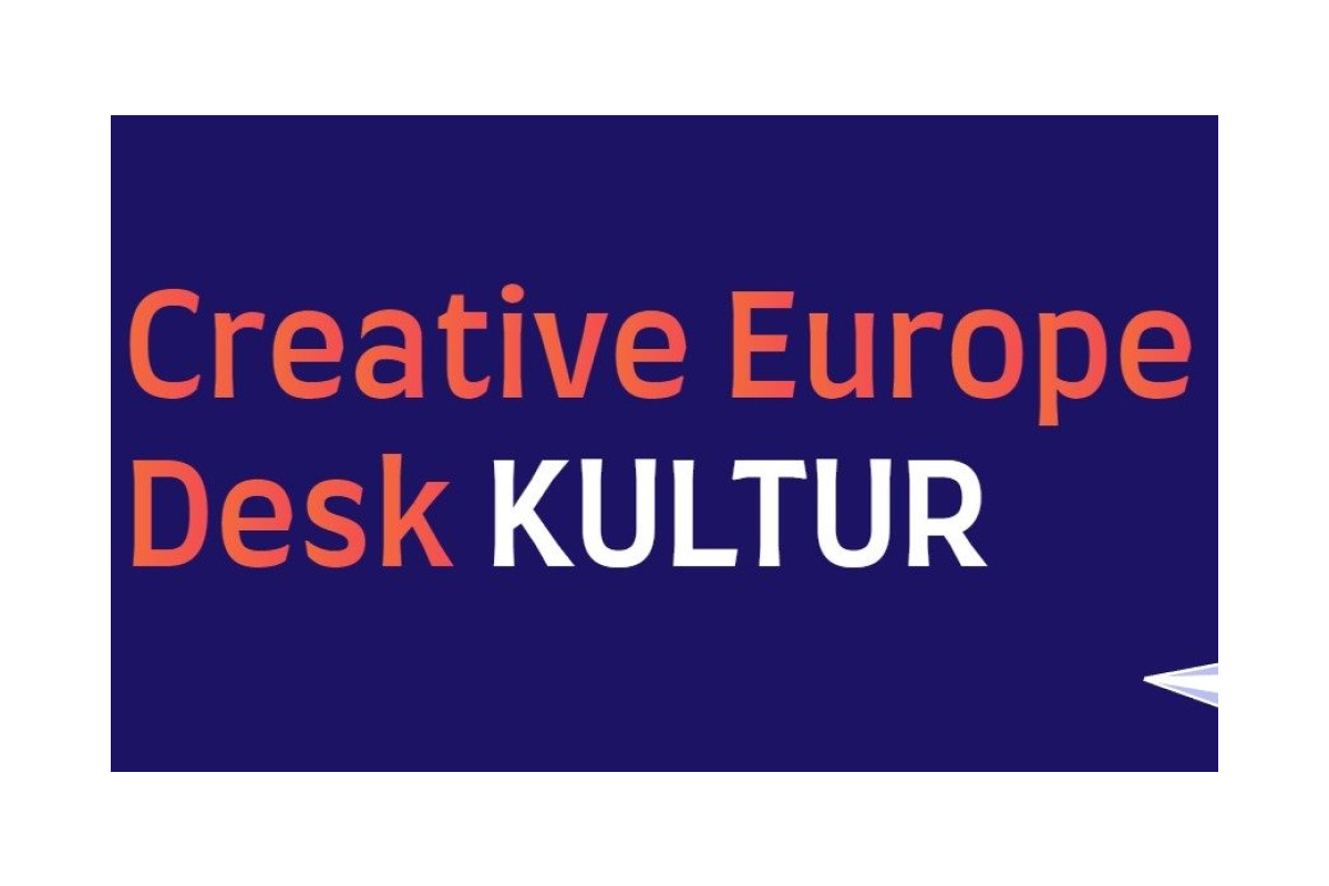 Logo des Creative Europe Desk KULTUR in orange-weißer Schrift auf einem dunkelblauen Hintergrund.