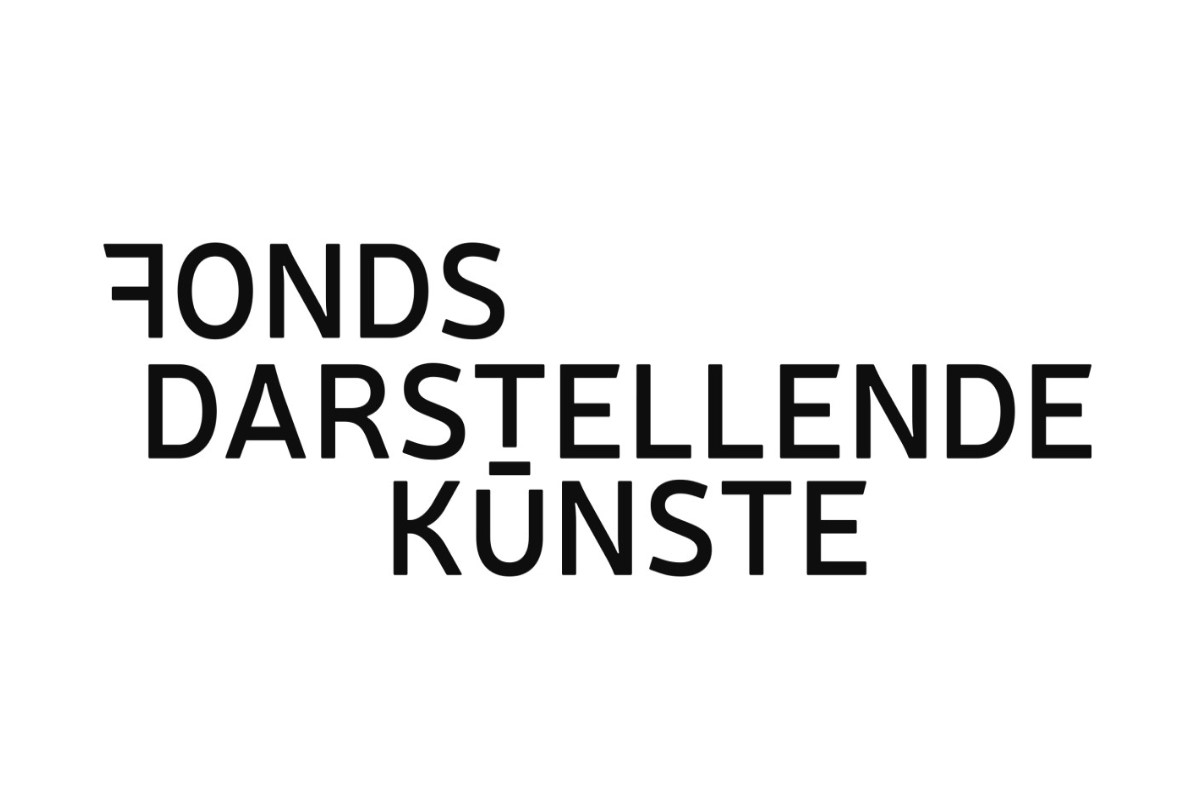 Logo des Fonds Darstellende Künste. Schwarzer Text auf weißem Hintergrund mit dem Schriftzug 'FONDS DARSTELLENDE KÜNSTE' in fetter serifenloser Schrift, wobei das 'F' spiegelverkehrt dargestellt ist.