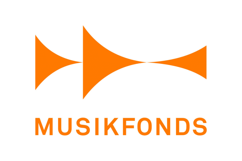Logo des Musikfonds. Drei stilisierte orange Dreiecke, die sich zu einer wellenförmigen Schallwellen-Grafik zusammenfügen, schweben über dem Schriftzug 'MUSIKFONDS' in oranger Großbuchstaben-Typografie auf weißem Hintergrund.