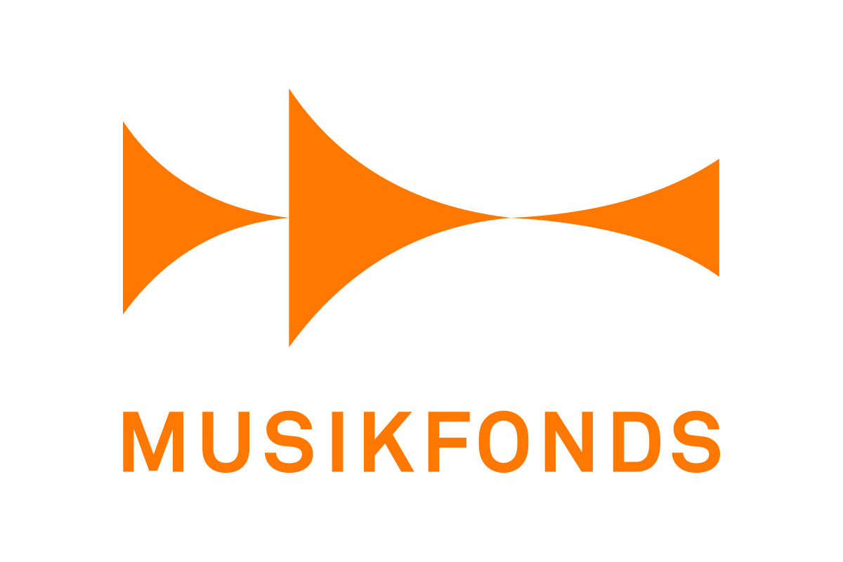 Logo des Musikfonds. Drei stilisierte orange Dreiecke, die sich zu einer wellenförmigen Schallwellen-Grafik zusammenfügen, schweben über dem Schriftzug 'MUSIKFONDS' in oranger Großbuchstaben-Typografie auf weißem Hintergrund.