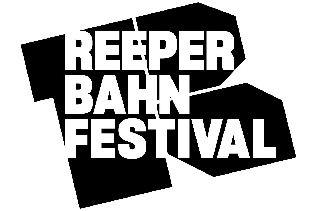 Logo des Reeperbahn Festivals in Schwarz-Weiß. Der Schriftzug „REEPERBAHN FESTIVAL" ist in großen, fetten weißen Großbuchstaben auf einer unregelmäßig geformten, mehreckigen schwarzen Fläche gesetzt.