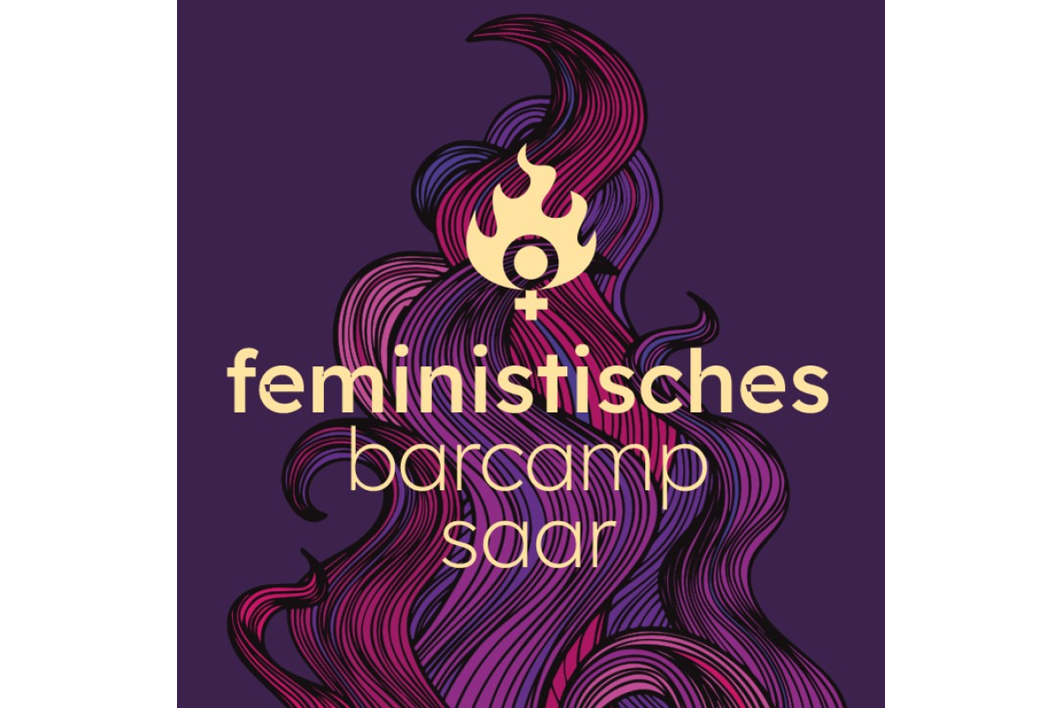 Logo des feministischen Barcamps Saar auf dunklem lila Hintergrund. In der Mitte steht der Schriftzug "feministisches barcamp saar" in hellgelber Schrift, darüber ein Symbol, das eine Flamme und das weibliche Geschlechtssymbol kombiniert. Im Hintergrund sind wellenförmige Linien in Rosa- und Lilatönen, die an fließendes Haar erinnern.