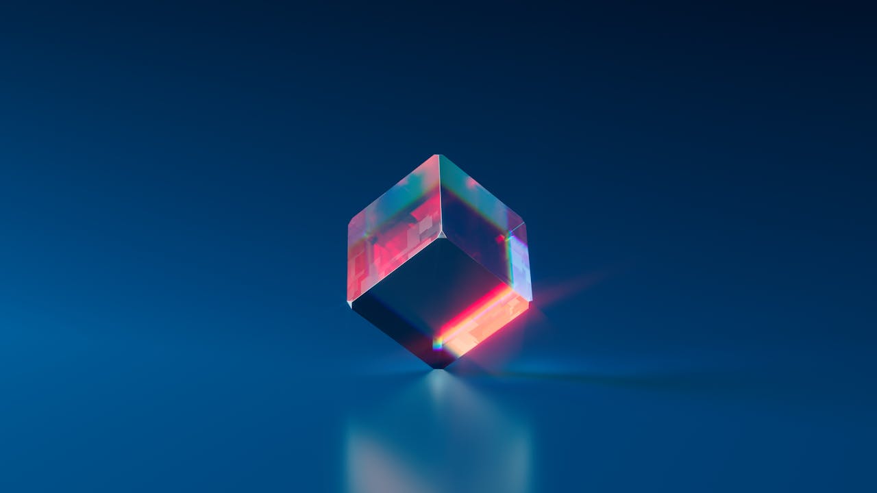 Ein schwebender, transparenter Würfel mit schimmernden, bunten Lichteffekten vor einem dunklen blauen Hintergrund.