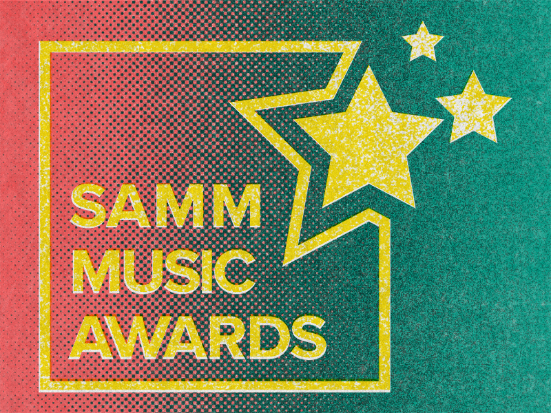 Grafik mit dem Schriftzug „SAMM MUSIC AWARDS“ in gelber, grob strukturierter Schrift auf einem Hintergrund mit Farbverlauf von Rot (links) nach Grün (rechts) und Punktmuster. Rechts oben befinden sich drei gelbe Sterne in unterschiedlichen Größen, einer davon als Umriss mit markanter Linienführung.