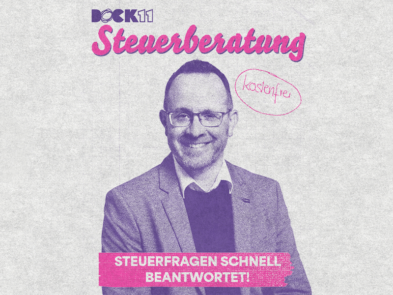 Werbegrafik für eine Steuerberatung des Dock 11 mit einem lächelnden Mann im Anzug und Brille in der Mitte des Bildes. Die Farben sind in Lila- und Magentatönen gehalten. Oben steht „Dock 11 Steuerberatung“ in verspielter Schrift, daneben handschriftlich „kostenfrei“ in einem Oval. Unten im pinken Banner steht: „Steuerfragen schnell beantwortet!“.