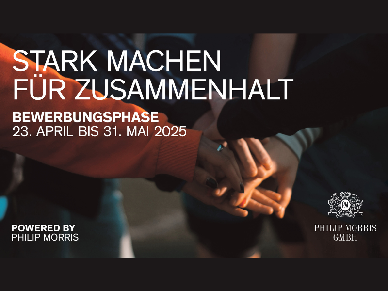 Mehrere Hände greifen symbolisch ineinander, im Vordergrund steht der weiße Schriftzug „Stark machen für Zusammenhalt“. Darunter steht: „Bewerbungsphase 23. April bis 31. Mai 2025“. Unten links befindet sich der Hinweis „Powered by Philip Morris“, rechts daneben das Logo und der Schriftzug „Philip Morris GmbH“. Die Bildstimmung ist dunkel und konzentriert, mit einem Fokus auf Gemeinschaft und Zusammenarbeit.
