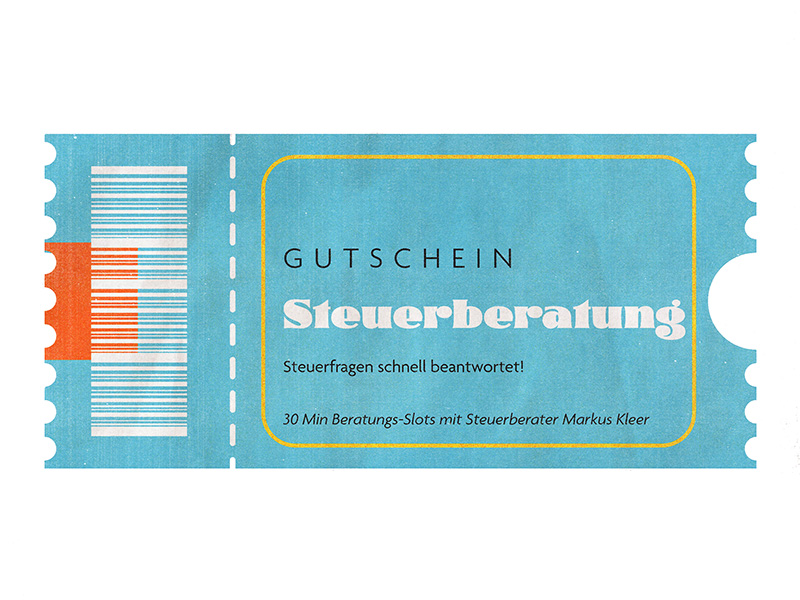 Gutschein im Ticket-Stil für eine Steuerberatung mit blauem Hintergrund und gelbem Rahmen. Der Text lautet: „Gutschein Steuerberatung – Steuerfragen schnell beantwortet! 30 Min Beratungs-Slots mit Steuerberater Markus Kleer“. Links ist ein stilisierter Barcode in Rot, Weiß und Blau abgebildet.