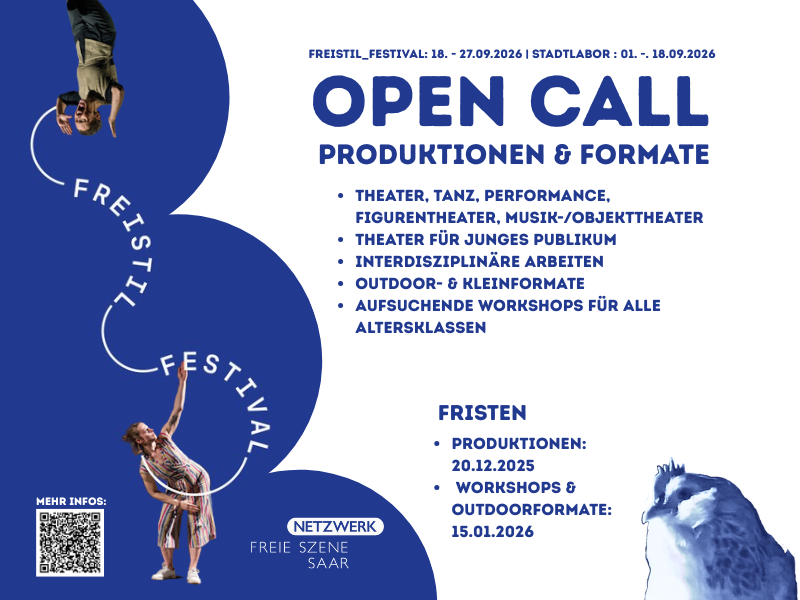 Festivalplakat für das Freistil Festival mit Open Call für Produktionen und Formate. Das Design zeigt Performer in akrobatischen Posen vor blau-weißem Hintergrund mit kreisförmigen Grafikelementen und einer Vogelillustration. Der Text kündigt die Festivaldaten (18.-27.09.2026) und Stadtlabor-Daten (01.-18.09.2026) an und listet Kategorien wie Theater, Tanz, Performance, Figurentheater, Objekttheater, Theater für junges Publikum, interdisziplinäre Arbeiten, Outdoor- und Kleinformate sowie Workshops für alle Altersklassen auf. Bewerbungsfristen: 20.12.2025 für Produktionen und 15.01.2026 für Workshops und Outdoorformate. Logo des Netzwerks Freie Szene Saar und QR-Code für weitere Informationen sind enthalten.