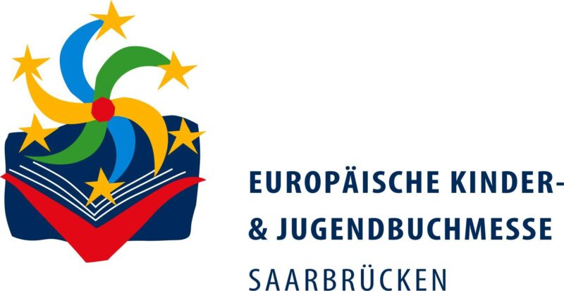 Logo der Europäischen Kinder- und Jugendbuchmesse Saarbrücken. Links ein buntes Symbol bestehend aus einem aufgeschlagenen Buch in Dunkelblau und Rot, aus dem dynamische geschwungene Bänder in Blau, Gelb und Grün sowie gelbe Sterne emporsteigen. Rechts daneben der Schriftzug 'EUROPÄISCHE KINDER- & JUGENDBUCHMESSE SAARBRÜCKEN' in dunkelblauer Schrift.