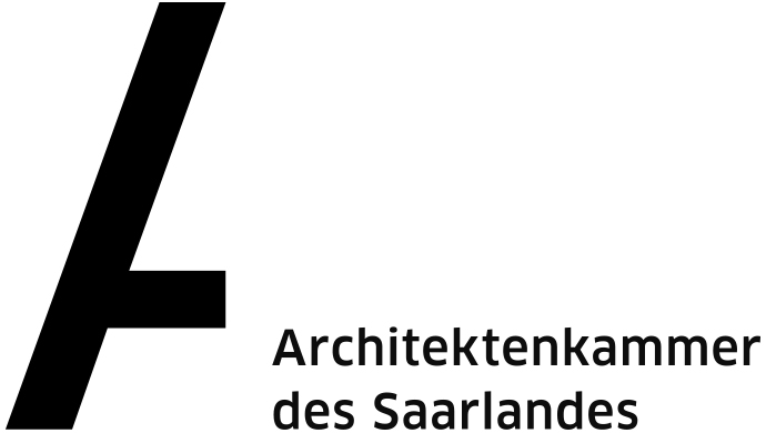 Logo der Architektenkammer des Saarlandes. Links ein minimalistisches schwarzes geometrisches Symbol aus einem schrägen Balken und einem horizontalen Querbalken, rechts daneben der schwarze Schriftzug 'Architektenkammer des Saarlandes' auf weißem Hintergrund