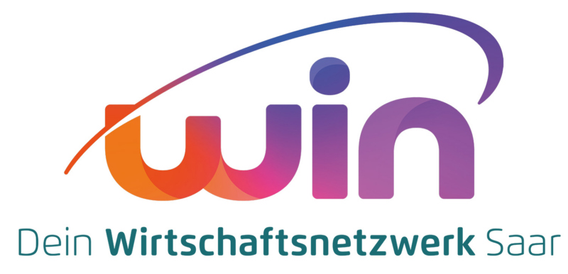 Logo von 'win - Dein Wirtschaftsnetzwerk Saar'. Das moderne Logo zeigt den Schriftzug 'win' in Kleinbuchstaben mit einem Farbverlauf von Orange über Pink bis Violett. Über den Buchstaben schwebt eine dynamische geschwungene Linie im gleichen Farbverlauf. Darunter steht der Claim 'Dein Wirtschaftsnetzwerk Saar' in petrolgrüner Schrift.