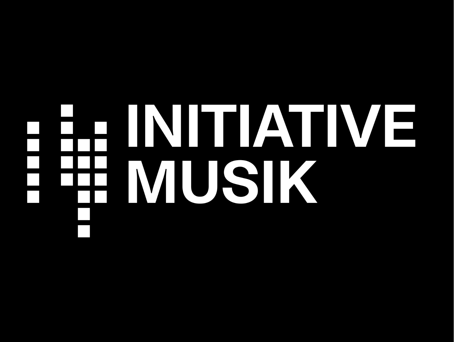 Initiative Musik Logo – Weißes Logo auf schwarzem Hintergrund. Links ein grafisches Symbol aus drei vertikalen Säulen mit quadratischen Segmenten, die einen Equalizer oder Audiopegelanzeige darstellen. Rechts daneben der Schriftzug „Initiative Musik" in fetter, serifenloser Großschrift.