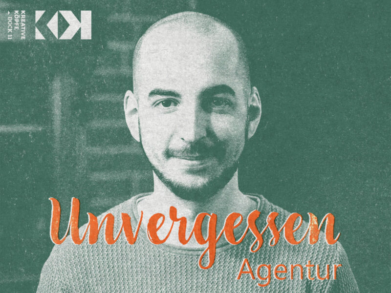 Portrait eines Mannes (Philip Pelgen) mit Glatze und Bart in einem hellen Pullover vor grünem, texturiertem Hintergrund. Über dem Bild liegt der handgeschriebene orangefarbene Schriftzug 'Unvergessen Agentur'. Das Bild hat eine vintage-artige, leicht körnige Ästhetik in Grün- und Beigetönen.