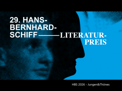 Grafisches Banner für den 29. Hans-Bernhard-Schiff-Literaturpreis. Schwarzer Hintergrund mit türkisem Halbtondruck-Muster, auf dem sich eine stilisierte schwarze Profilsilhouette eines Kopfes abzeichnet. Weißer Text links '29. HANS BERNHARD-SCHIFF—' und weißer Text rechts auf türkisem Grund 'LITERATUR-PREIS'. Unten rechts 'HBS 2026 - Jungen&Thönes' in hellem Text. Modernes, grafisches Design in Schwarz und Türkis.
