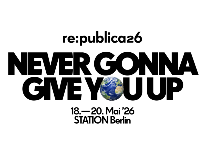Logo und Motto der re:publica 26 Konferenz. Oben der Schriftzug 're:publica26' in schwarzer Schrift. Darunter in großen fetten Buchstaben 'NEVER GONNA GIVE YOU UP', wobei das 'O' in 'YOU' durch ein Bild der Erde ersetzt ist. Unten das Datum '18.—20. Mai '26' und der Veranstaltungsort 'STATION Berlin' in schwarzer Schrift auf weißem Hintergrund.