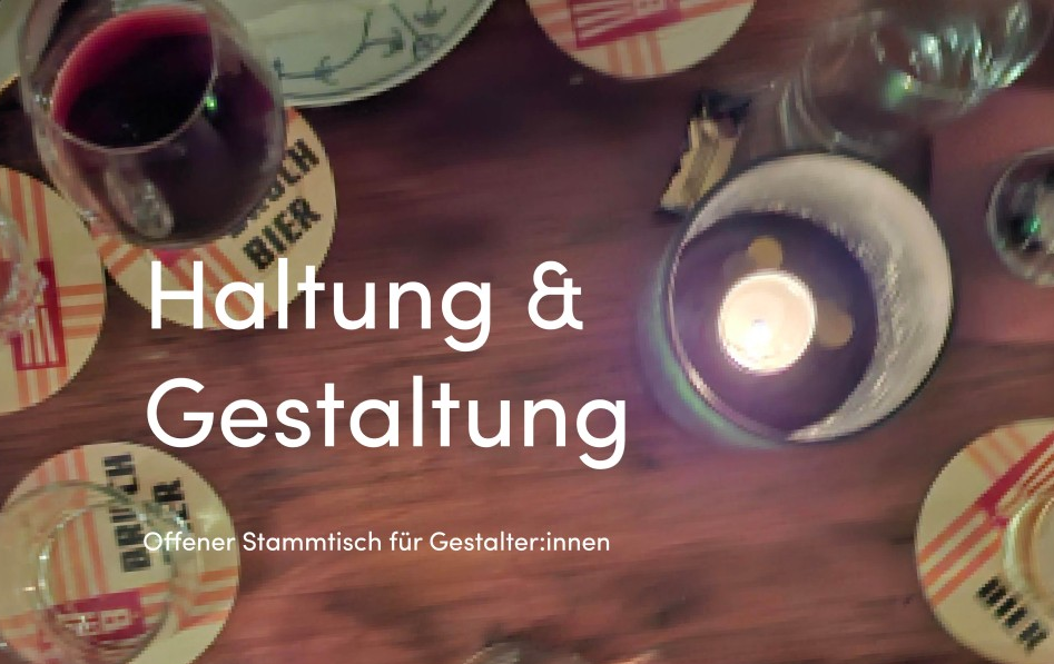 Hier ist ein Alt-Text für das Bild: "Einladung zu einem Stammtisch für Gestalterinnen und Gestalter. Hintergrundfoto eines Holztisches von oben mit Bierdeckeln, Biergläsern und einem Teelicht. Zentrierter weißer Text: 'Haltung & Gestaltung' als Überschrift, darunter 'Offener Stammtisch für Gestalter:innen'. In geschwungener handschriftlicher Schrift 'Jeden zweiten Dienstag im Monat', unten '19:00 - 21:00 Uhr in der „Stadtschenke" im Nauwieser Viertel'. Die Atmosphäre wirkt einladend und gesellig