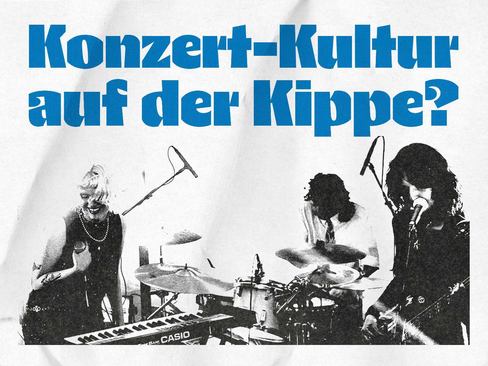 Plakat zur Konzert-Kultur auf cremeweiß strukturiertem Hintergrund. In großen blauen fetten Buchstaben oben die Frage 'Konzert-Kultur auf der Kippe?'. Darunter ein schwarzweißes Vintage-Foto von vier Musikern auf der Bühne: Links eine Person mit langen Haaren und Perlenkette am Mikrofon vor einem Casio-Keyboard, in der Mitte zwei Schlagzeuger am Schlagzeug, rechts eine Person mit langen Haaren an der Gitarre. Das Foto wirkt aus den 1970er Jahren und dokumentiert eine Live-Performance. Das Plakat stellt die Frage nach dem Zustand und der Zukunft der Konzertkultur.