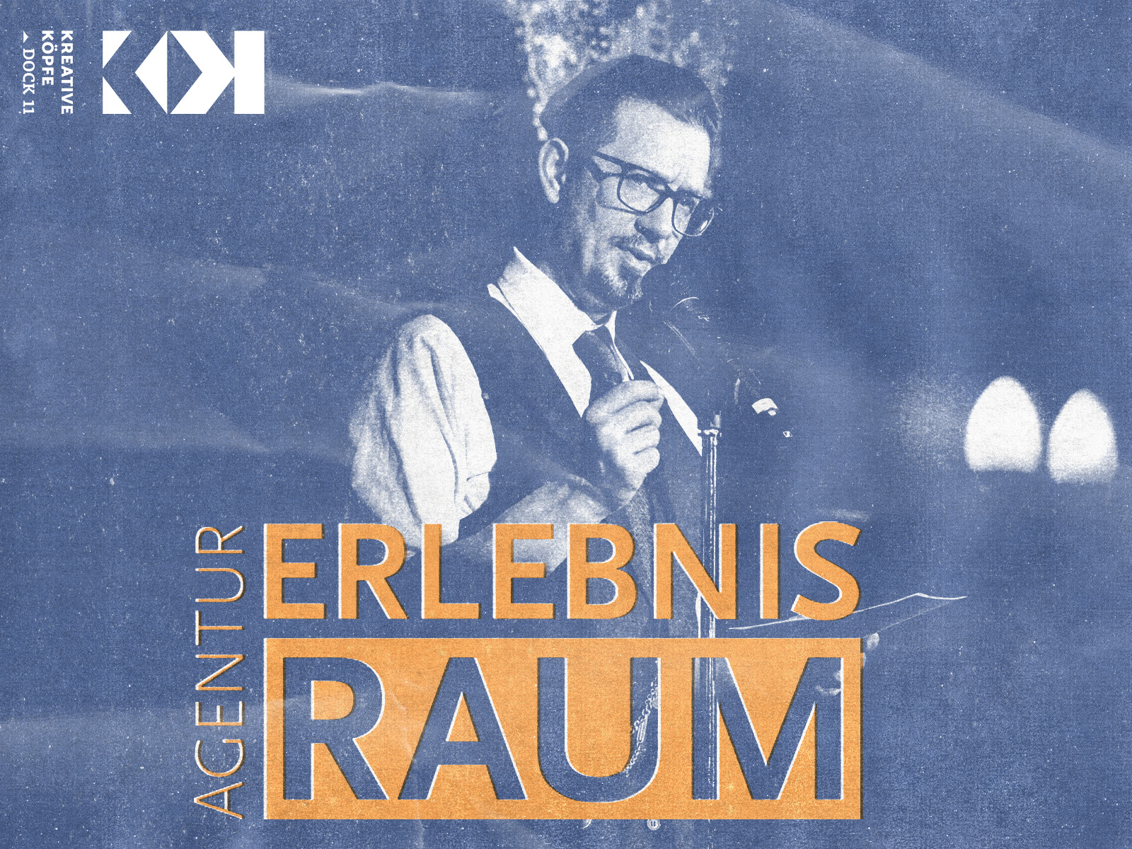 Vintage-Plakat mit schwarzweißem Archivfoto von Julian Blomann, Geschäftsführer Erlebnisraum Agentur, mit Brille, Hemd und Krawatte, der in ein Mikrofon spricht. Oben links das Logo 'KDK' und vertikal 'KREATIVE KÖPFE DOCK 11'. Unten groß in orangefarbenen Buchstaben 'AGENTUR ERLEBNIS RAUM' mit der vertikalen Schrift 'AGENTUR' links daneben. Das Foto hat einen körnigen, nostalgischen Effekt mit blauem Farbton und wirkt wie aus den 1950er oder 1960er Jahren. Das Design verbindet Retro-Ästhetik mit moderner Event-Kommunikation.