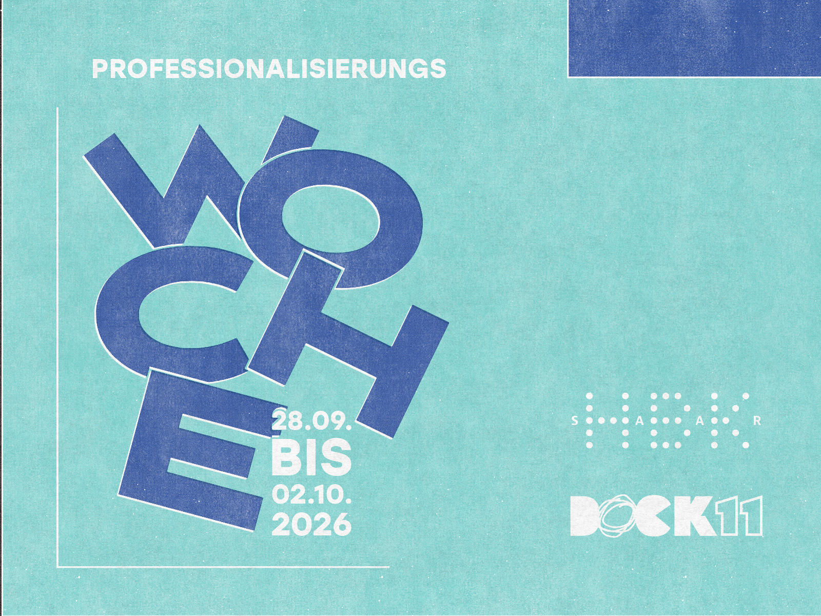 Veranstaltungsplakat auf türkisem Hintergrund mit körniger Textur. In großen, schräg angeordneten dunkelblauen Buchstaben steht das Wort „WOCHE", oben links ergänzt durch „PROFESSIONALISIERUNGS". Die Datumsangabe „28.09 bis 02.10 2025" ist in Weiß eingebettet. Rechts unten sind die Logos von Saarland und Dock11 in Weiß abgebildet. In der oberen rechten Ecke ist ein dunkelblauer Rechteck-Akzent zu sehen.