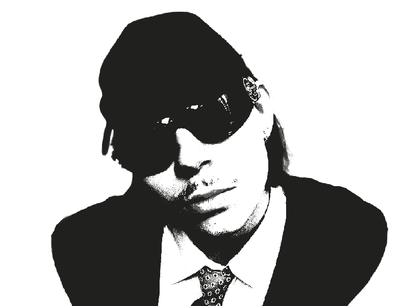 Schwarz-weißes, stark kontrastiertes Porträtfoto einer Person mit dunkler Mütze, großer Sonnenbrille und gemusterter Krawatte über weißem Hemd. Die Person blickt leicht nach unten in die Kamera. Das Bild hat einen grafischen, druckähnlichen Charakter.