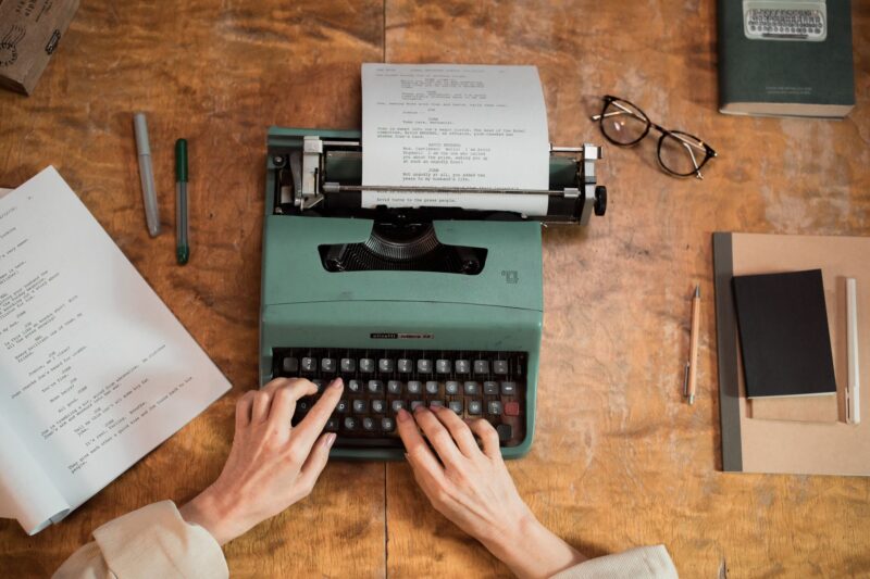 https://claude.ai/chat/909de041-84b8-4bf9-adb2-68172b9f54c4#:~:text=Draufsicht%20auf%20einen,eine%20kreative%20Schreibatmosph%C3%A4re.