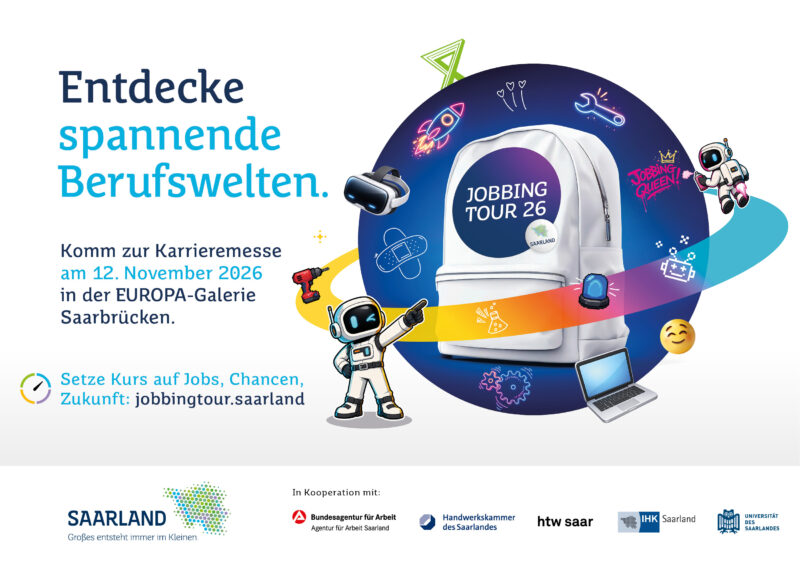 Alt-Text: Werbeplakat der Jobbing Tour 26 des Saarlandes. Links steht in dunkelblauen und türkisen Lettern: „Entdecke spannende Berufswelten. Komm zur Karrieremesse am 12. November 2026 in der EUROPA-Galerie Saarbrücken." Darunter der Hinweis: „Setze Kurs auf Jobs, Chancen, Zukunft: jobbingtour.saarland". Rechts ist eine illustrierte Szene zu sehen: ein weißer Schulrucksack mit der Aufschrift „Jobbing Tour 26" in einem dunkelblauen Kreis, umgeben von bunten Icons zu verschiedenen Berufsfeldern wie Rakete, Schraubenschlüssel, VR-Brille, Laptop und Roboter. Ein kleiner Astronauten-Roboter steht davor. Unten sind das Saarland-Logo sowie die Logos der Kooperationspartner abgebildet: Bundesagentur für Arbeit, Handwerkskammer des Saarlandes, htw saar, IHK Saarland und Universität des Saarlandes.
