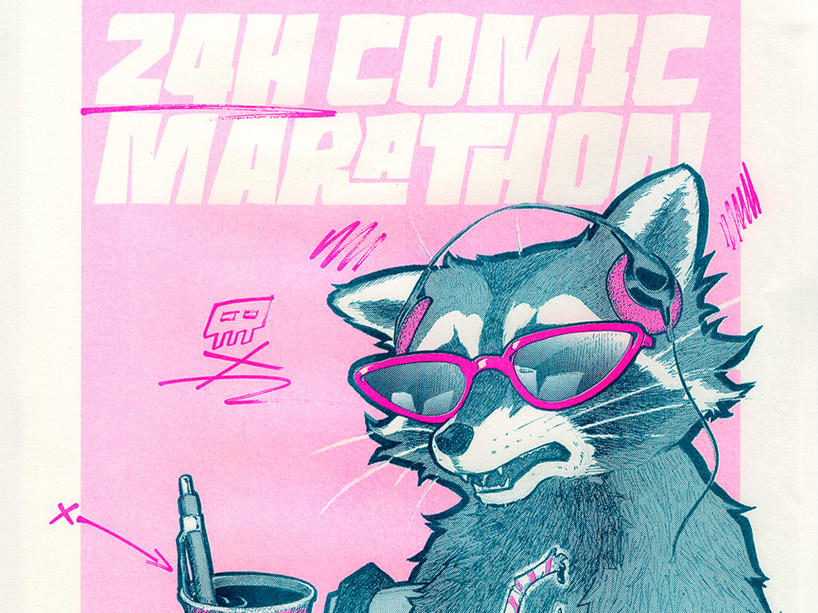 Comichafte Illustration eines anthropomorphen Waschbären in Risograph-Optik auf pinkem Hintergrund. Der Waschbär trägt eine pinke Sonnenbrille, einen Kopfhörer und eine Jeansjacke mit einem Stift in der Brusttasche. Vor ihm steht ein pinker Becher mit einem Stift darin. Im Hintergrund sind skizzenhafte pinke Kritzelzeichnungen zu sehen. Der Stil wirkt retro und urban.
