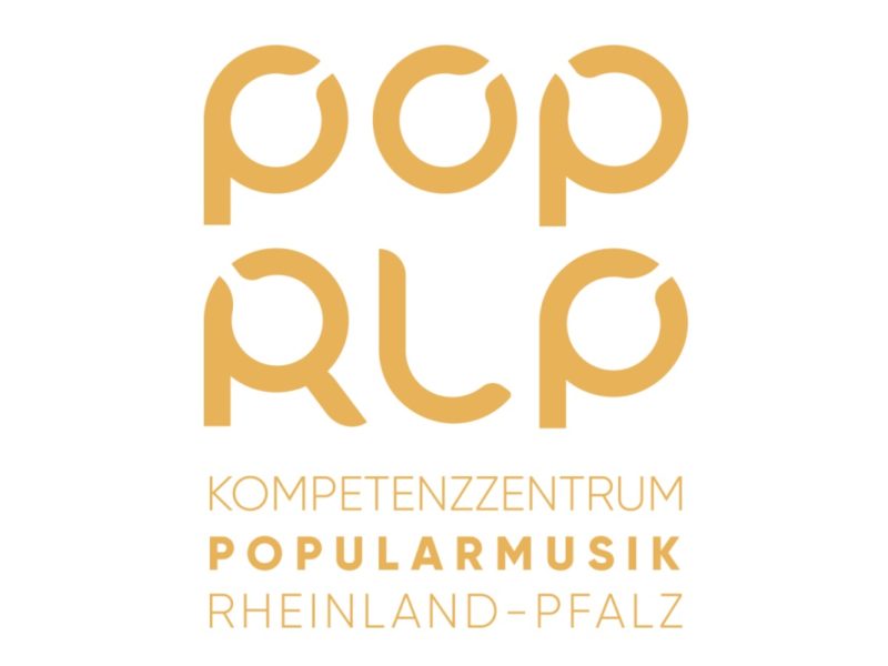 Logo des Kompetenzzentrums für Popularmusik Rheinland-Pfalz (POP RLP). Das Design besteht aus stilisierten, goldfarbenen Buchstaben auf weißem Hintergrund. Unter dem Logo steht in Großbuchstaben: „KOMPETENZZENTRUM POPULARMUSIK RHEINLAND-PFALZ“.