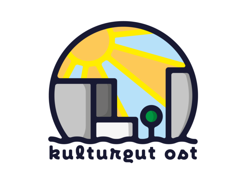 Alt-Text: Logo mit stilisierter Stadtsilhouette und Sonne im Hintergrund. Drei graue Hochhausformen stehen vor einem hellblauen Himmel mit einer gelben Sonne und Sonnenstrahlen. Davor ist ein kleiner grüner Baum zu sehen. Unter der Grafik steht in verspielter, abgerundeter Schrift der Schriftzug „kulturgut ost“. Das Design vermittelt einen urbanen, freundlichen und kulturellen Eindruck.