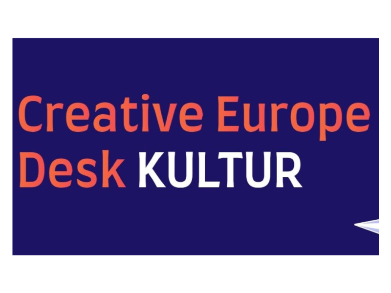 Logo des Creative Europe Desk KULTUR in orange-weißer Schrift auf einem dunkelblauen Hintergrund.