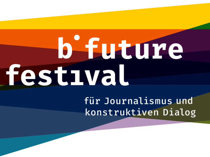 Logo des b.future festivals für Journalismus und konstruktiven Dialog. Das Logo zeigt den Schriftzug 'b.future festival' in weißer Schrift vor einem Hintergrund aus sich überschneidenden, transparenten, bunten Rechtecken. Darunter steht in kleinerer Schrift 'für Journalismus und konstruktiven Dialog'.