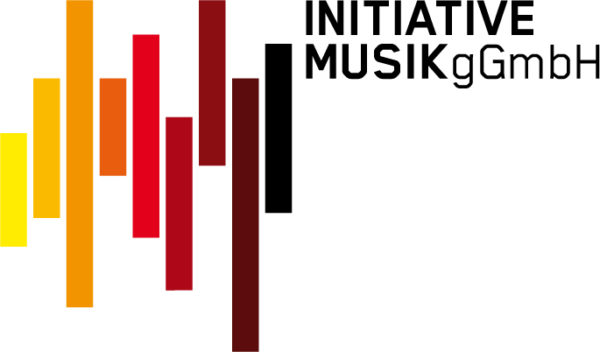 Das Logo der Initiative Musik gGmbH zeigt vertikale Balken in verschiedenen Farben, von gelb über orange und rot bis hin zu braun und schwarz. Rechts neben den Balken steht in schwarzer Schrift „INITIATIVE MUSIK gGmbH“.