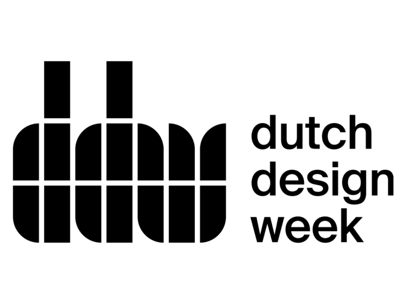 Logo der Dutch Design Week, bestehend aus stilisierten schwarzen Säulen, die das Akronym 'DDW' formen. Rechts neben dem Logo steht der Schriftzug 'dutch design week' in Kleinbuchstaben.