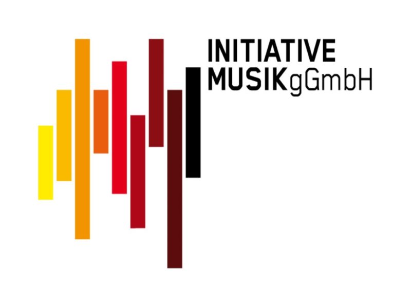 Logo der Initiative Musik gGmbH. Das Logo zeigt vertikale Balken in verschiedenen Farben von Gelb über Orange, Rot bis Dunkelbraun, die links angeordnet sind. Rechts neben den Balken steht der Schriftzug »INITIATIVE MUSIK gGmbH« in schwarzer Schrift.