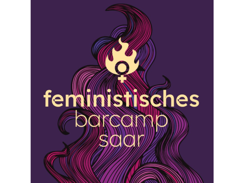 Logo des feministischen Barcamps Saar auf dunklem lila Hintergrund. In der Mitte steht der Schriftzug "feministisches barcamp saar" in hellgelber Schrift, darüber ein Symbol, das eine Flamme und das weibliche Geschlechtssymbol kombiniert. Im Hintergrund sind wellenförmige Linien in Rosa- und Lilatönen, die an fließendes Haar erinnern.