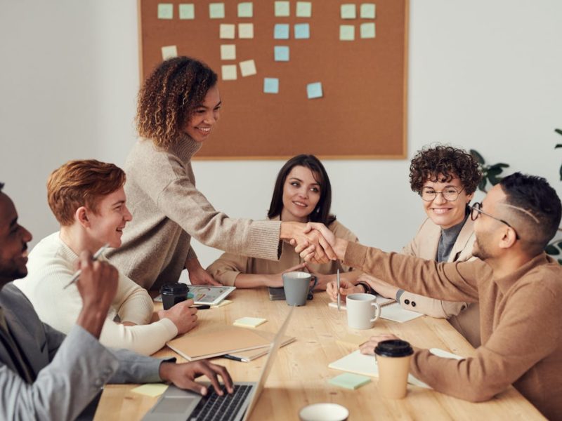 Ein motiviertes Team beim erfolgreichen Brainstorming: Gemeinsam Ideen entwickeln und Erfolge feiern in einer offenen und produktiven Atmosphäre.