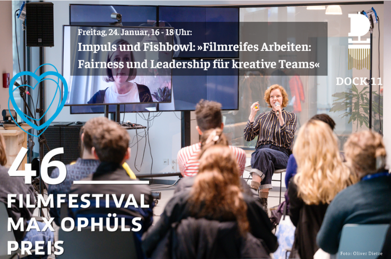 Eine Frau sitzt auf einem Podium und spricht in ein Mikrofon. Vor ihr sitzt ein Publikum und hört aufmerksam zu. Im Hintergrund sind ein großer Bildschirm mit einer Videokonferenz-Teilnehmerin und ein Banner des Dock 11 zu sehen. Text auf dem Bild: Freitag, 24. Januar, 16–18 Uhr: Impuls und Fishbowl: »Filmreifes Arbeiten: Fairness und Leadership für kreative Teams«. 46. Filmfestival Max Ophüls Preis. Foto: Oliver Dietze.